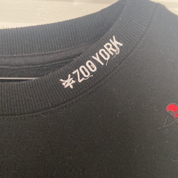 ZOO YORK - cherry sweater crew neck embroidered size medium - Picture 3 of 6